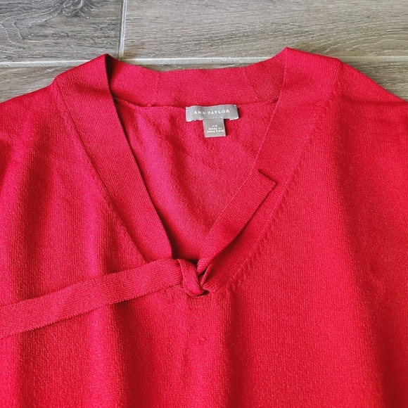 Ann Taylor Red Quarter Sleeve Tie Neck Top - Size XS - Picture 3 of 7